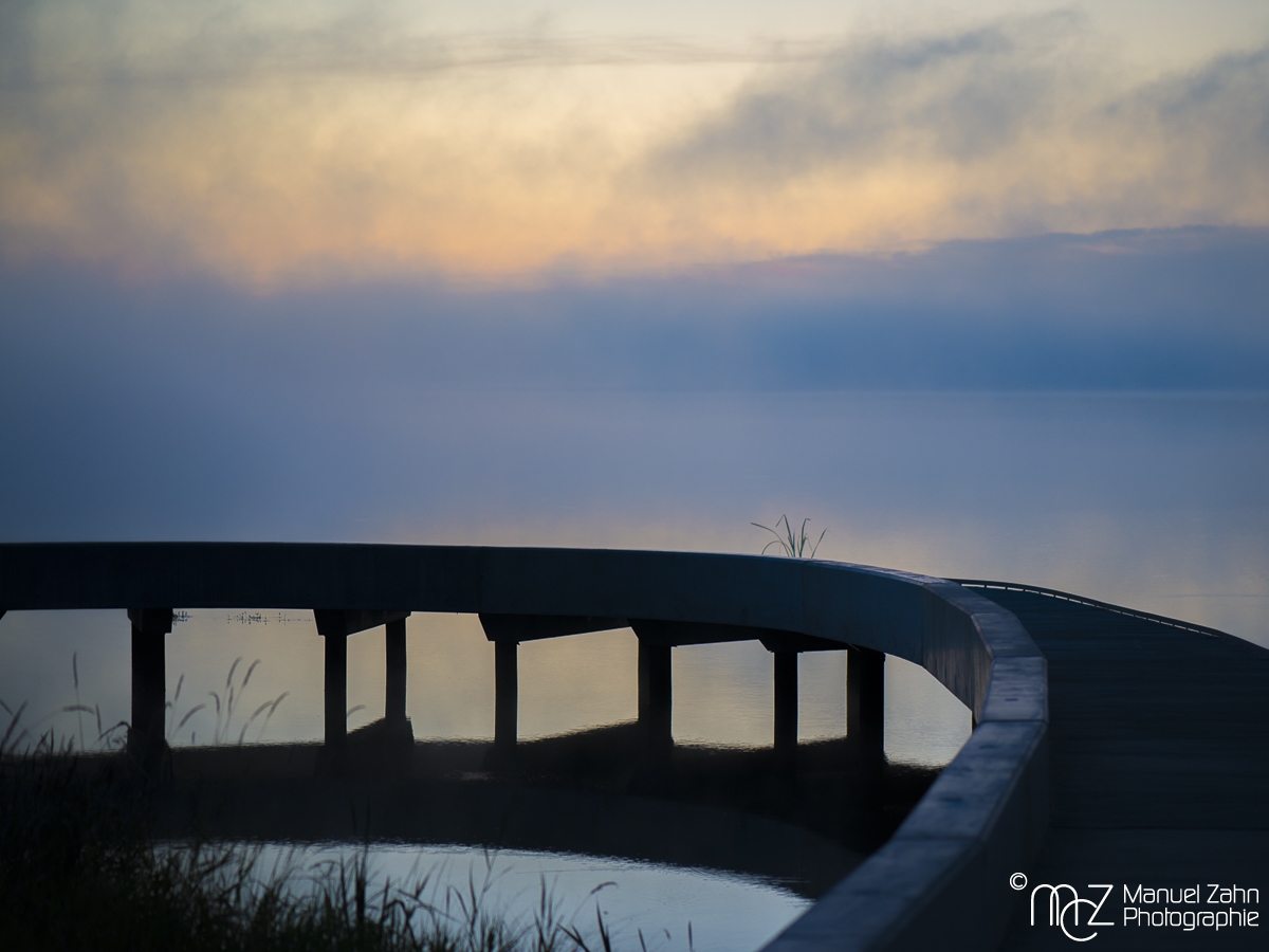 Fußgängerbrücke im See