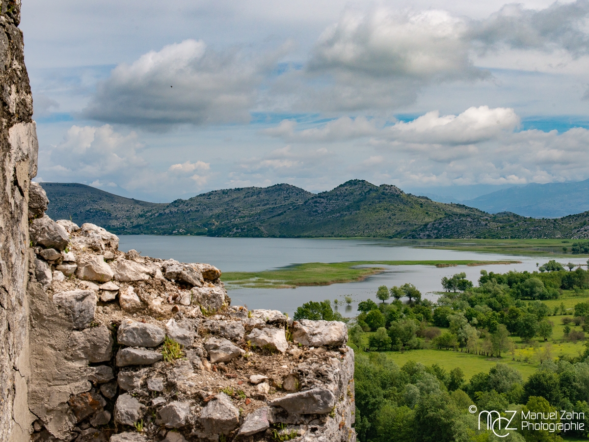 Blick von der Burg Žabljak auf den Skutarisee